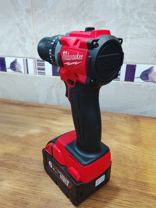 Autofiletanta Milwaukee cu mandrina și o baterie de 6a