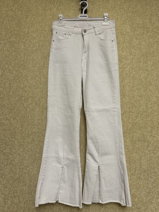 Рубашка и белые джинсы