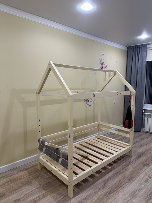 Кровать детская с матрасом