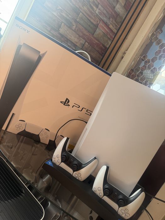 Playstation 5 с два джойстика