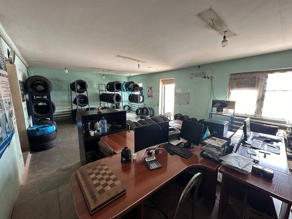 Сдается в аренду помещение 700 КВ.м вдоль оживленной трассы .