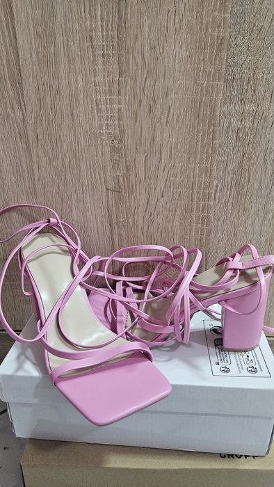 Сандали с връзки