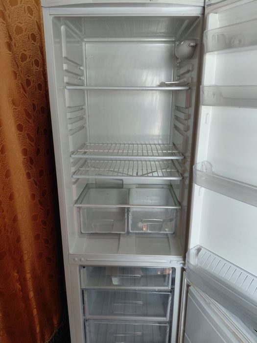 Холодильник indezit