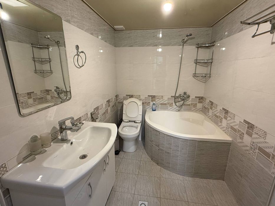 Продается  дом сфасадом под нежилой в центре