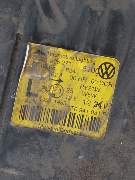 Far stanga dreapta Volkwagen Touran nonfacelift cu lupa si Xenon volan stanga