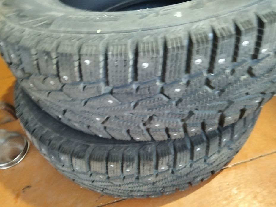 Продам 2 зимние шины 215/65R16