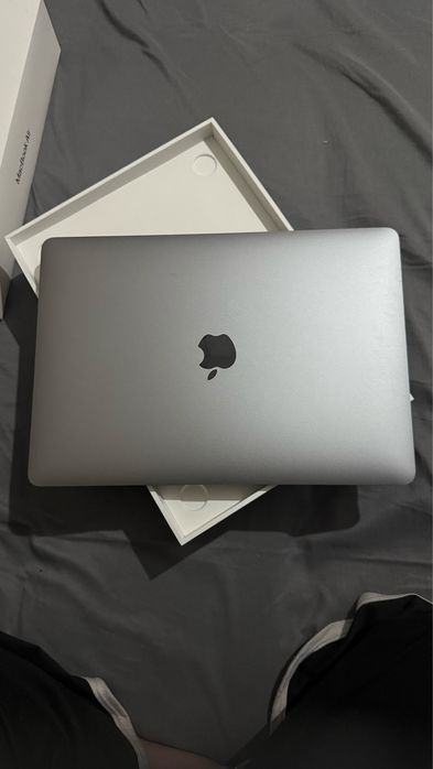 Продам MacBook Air 2020 года