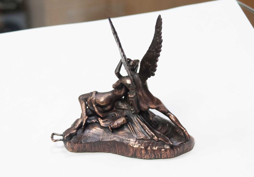 Статуетка,сувенир-"Целувката на Купидон".Медна галванопластика