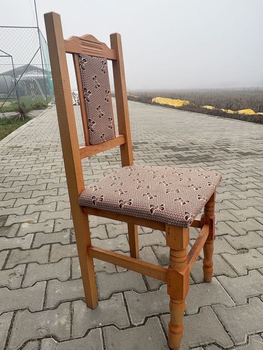 Scaune de lemn potrivite pentru evenimente