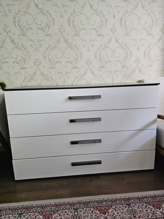 Продам плательный шкаф и комод