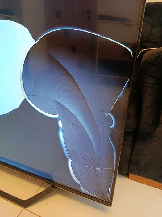 Телевизор 50 инча Hisense счупен