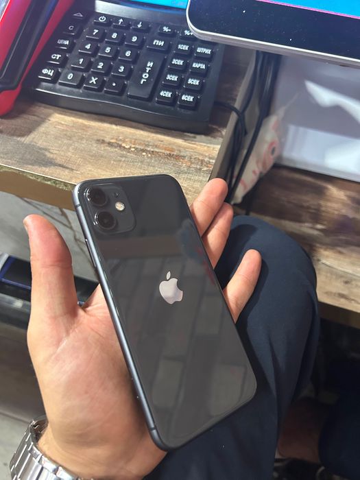 продам iPhone 11