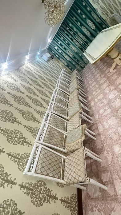 Стол и стульями продаётся