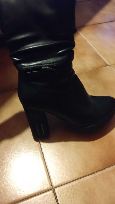 Черни боти с ток