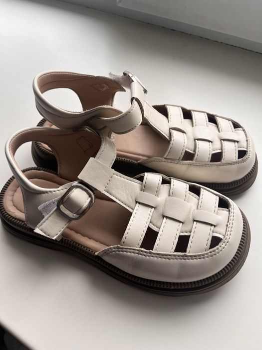 Продам новые сандали для девочки