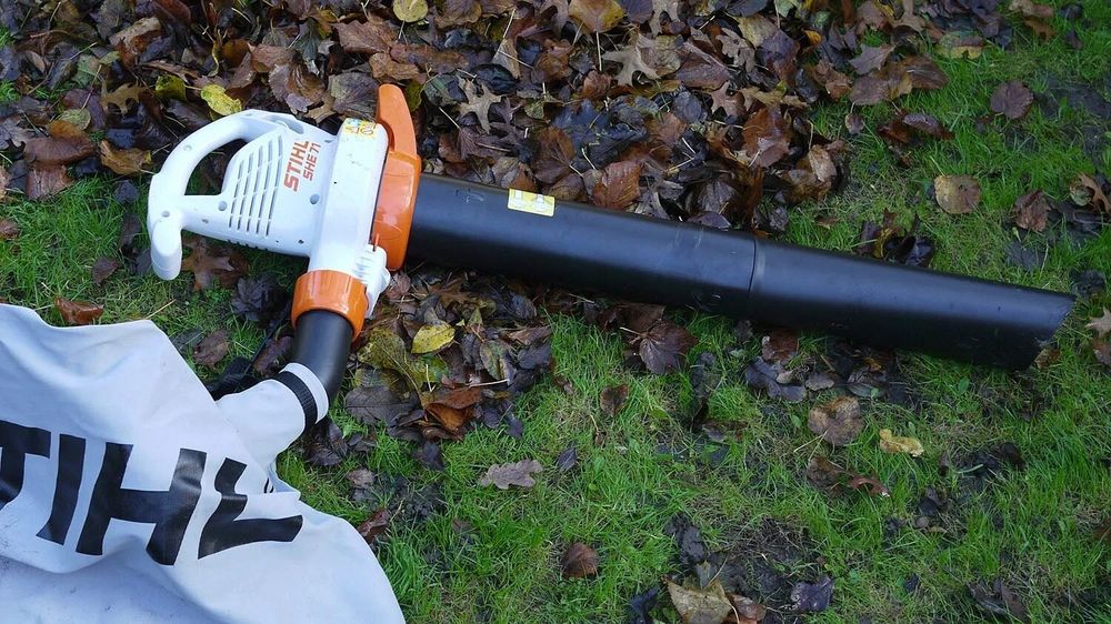 Всасывающий измельчитель STIHL SHE 71 (воздуходувка, садовой пылесос)