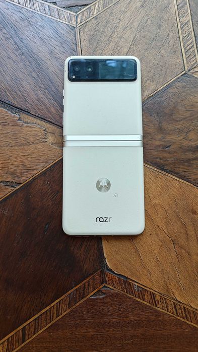Motorola Razr 40 Vanilla Cream ЗА ЧАСТИ – Здрава платка и корпус / Повреден основен екран