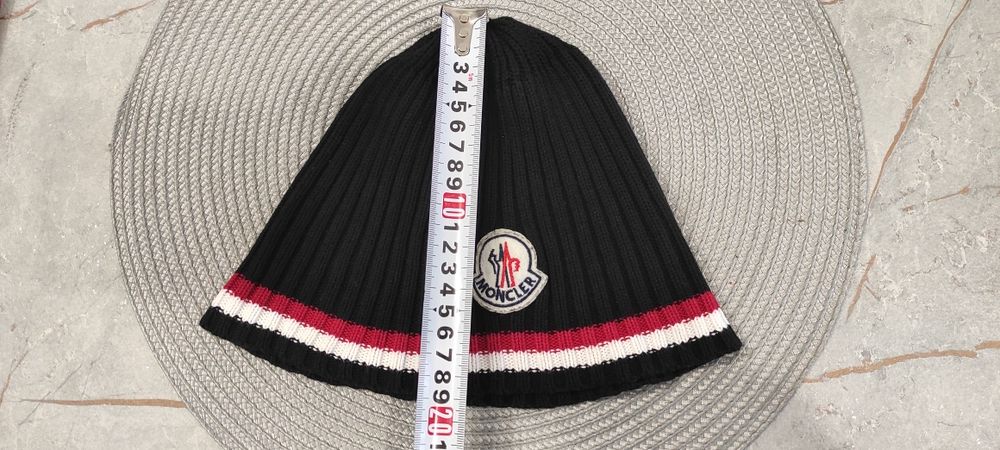 Зимна шапка Moncler