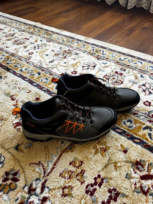 Продам мужские кроссовки