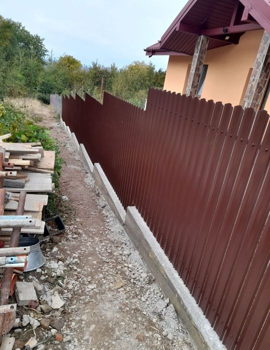 Suntem meseriași de făcut garduri din plasă bordurată sau din șipcă metalică