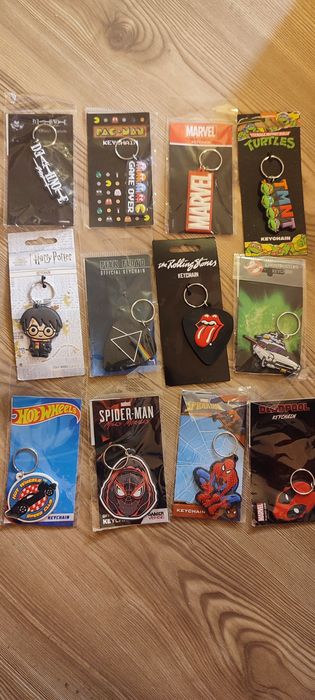 Brelocuri diverse noi: Marvel, Harry Potter, Pink Floyd, Rolling Stone