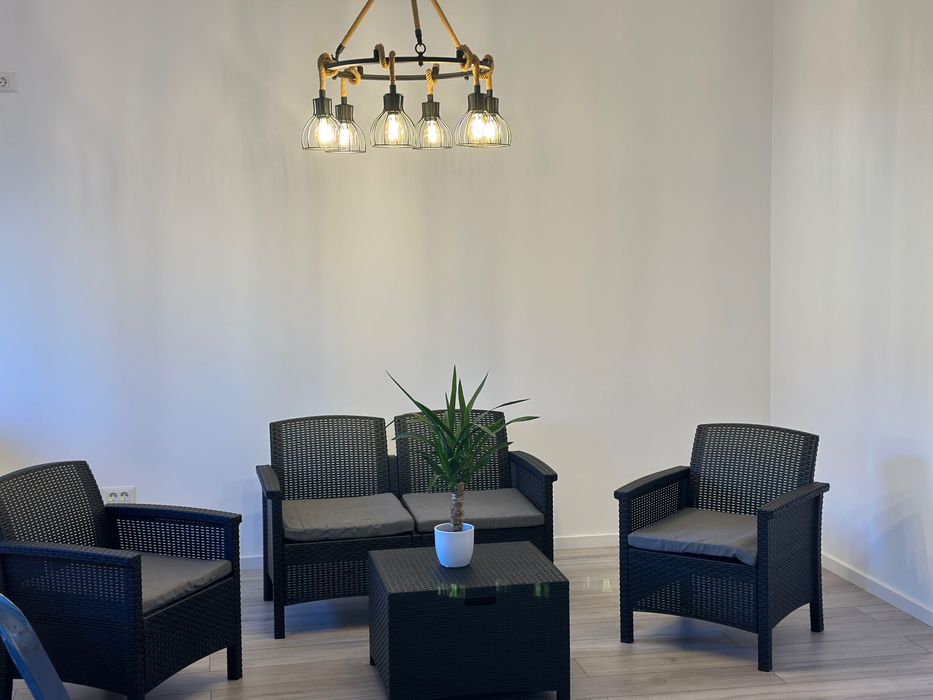 Apartament de vânzare , 3 camere , curte proprie