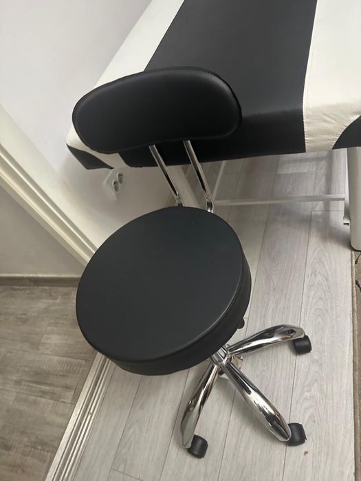 Vând pat, lampa si scaun cosmetica