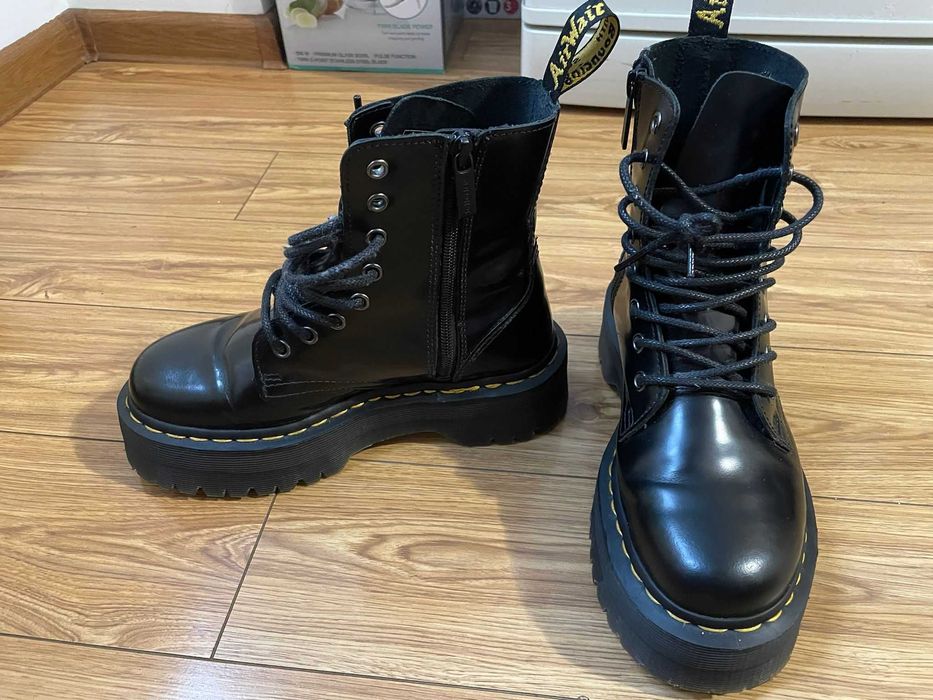 Bocanci Dr Martens cu talpa inalta marimea 37