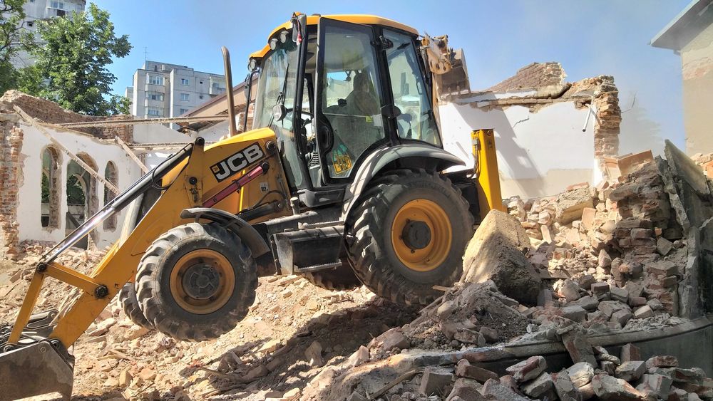 inchiriez buldoexcavator cu picon , excavatii , demolari