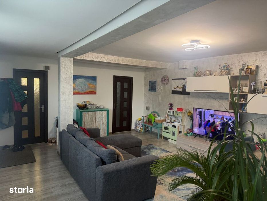 CASA DEOSEBITSA MOBILATA in stil italian ,zona podul VIORELE , teren 2