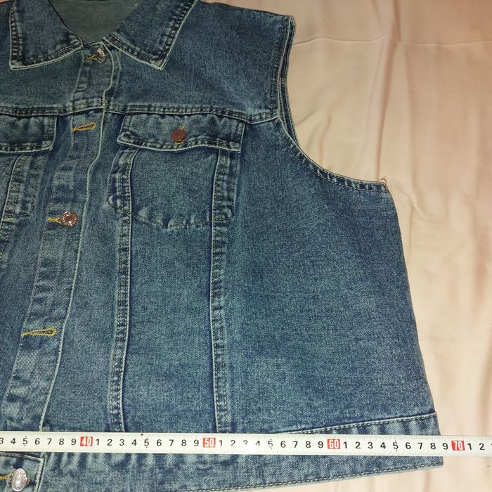 Продавам нов дънков елек,голям размер.