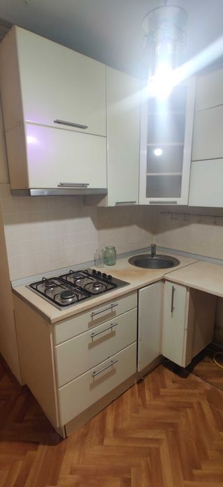 Кухня в комплекте с плитой, вытяжкой и раковиной
