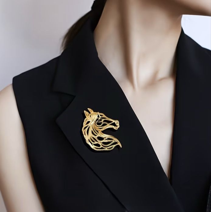 Брошка годината на коня позлатена