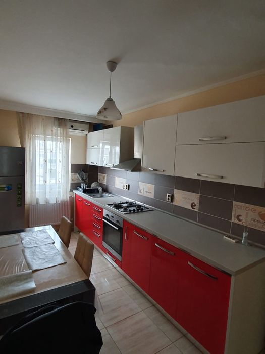 Vând apartament cu trei camere