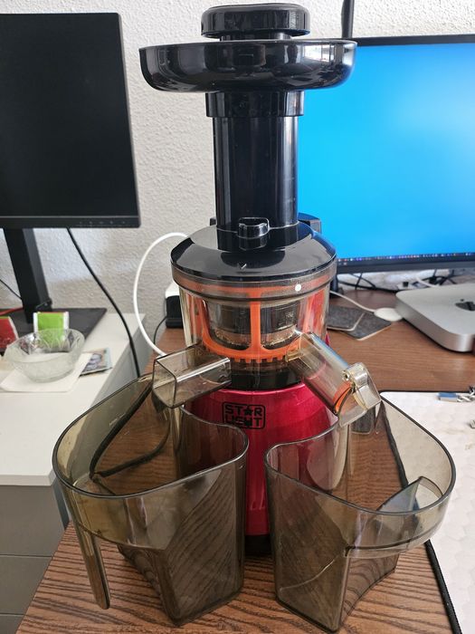 Storcator de fructe si legume cu melc Star-Light SJB-150R, 150 W, 55 RPM, Recipient suc 1.0 l, Recipient pulpa 0.8 l, Functie Reverse, Rosu