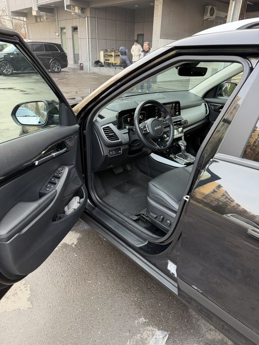 Kia seltos 2024 sotiladi. Rangi qora lyuk bor full.