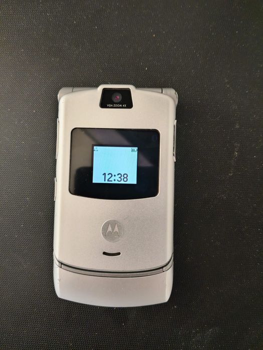 Motorola razr V3 Silver+charger original ( liber de rețea)