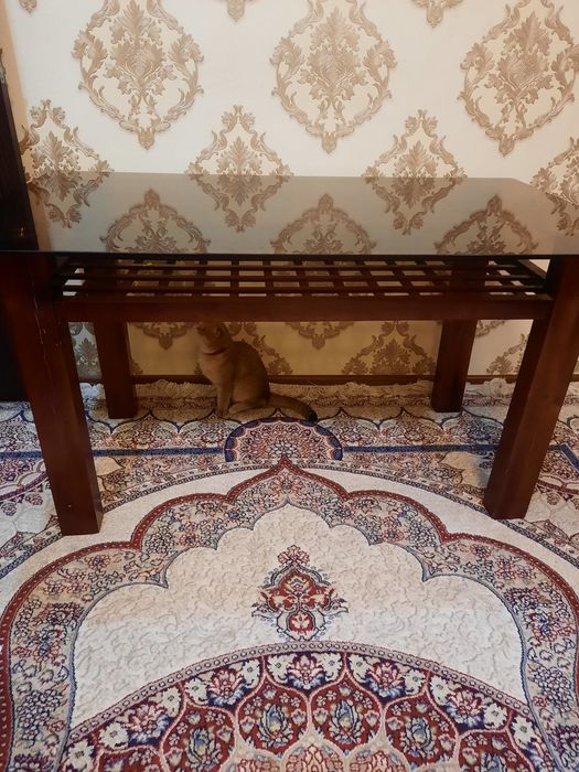 Продаю стол. Размер: Высота 80см,длина 1,м.40см.,ширина 80см.