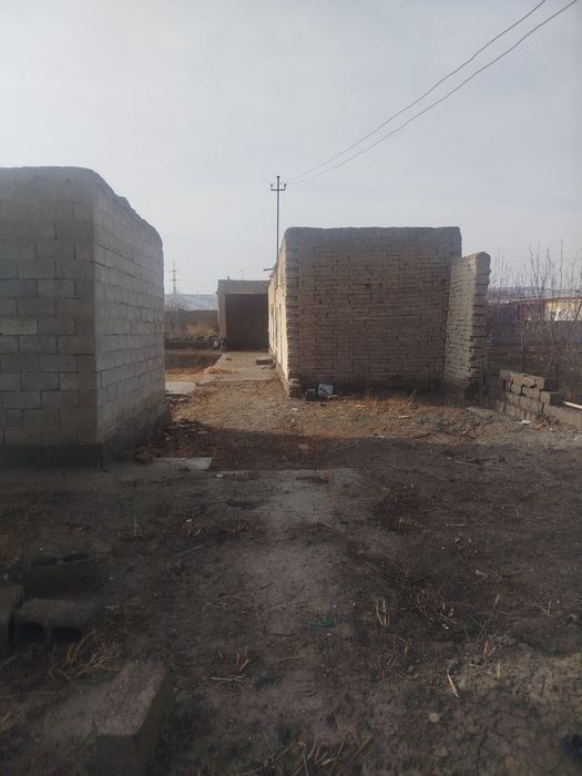 Navoiy viloyati qizil tepa tumanida eski xovli sotiladi