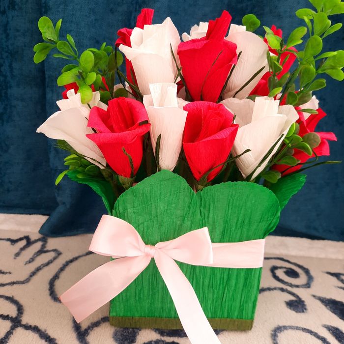 Бисерден жасалған гүлдер сатылады.