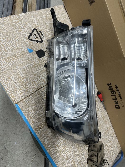 Far stânga toyota hilux.