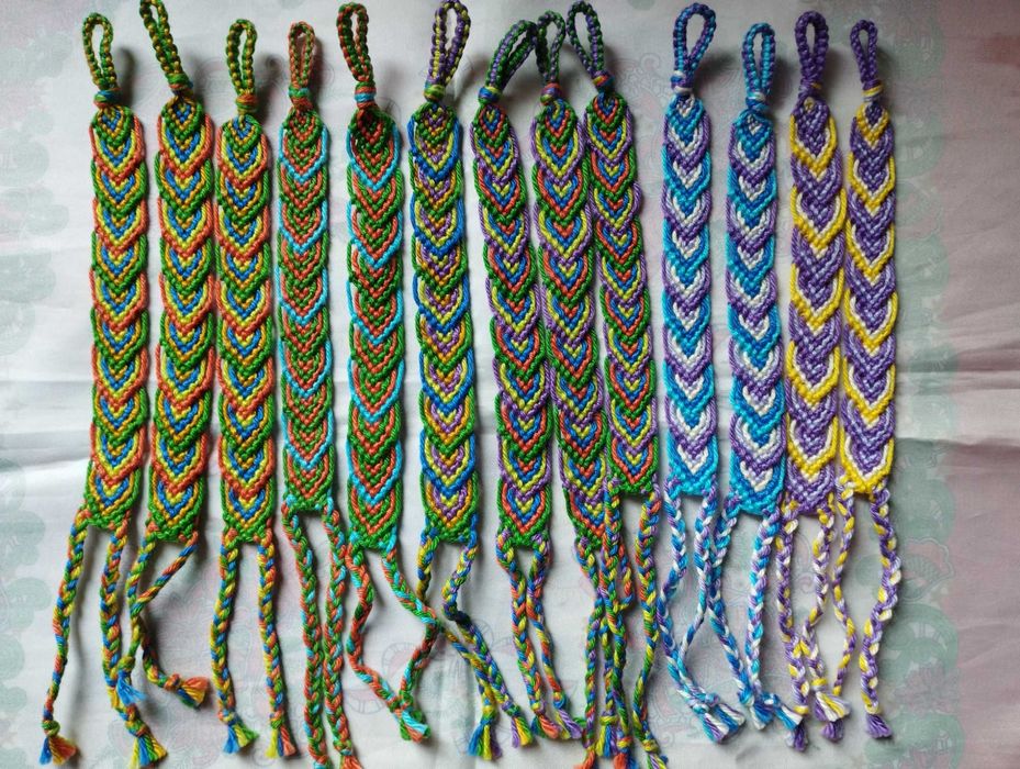 Комплект от три ръчно плетени гривни по избор