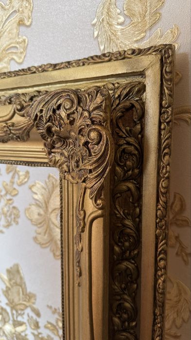 Масивна барокова рамка