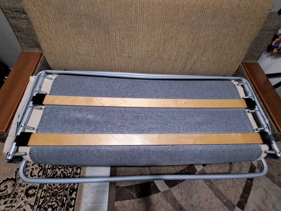 Продаётся спальный диван-раскладушка.