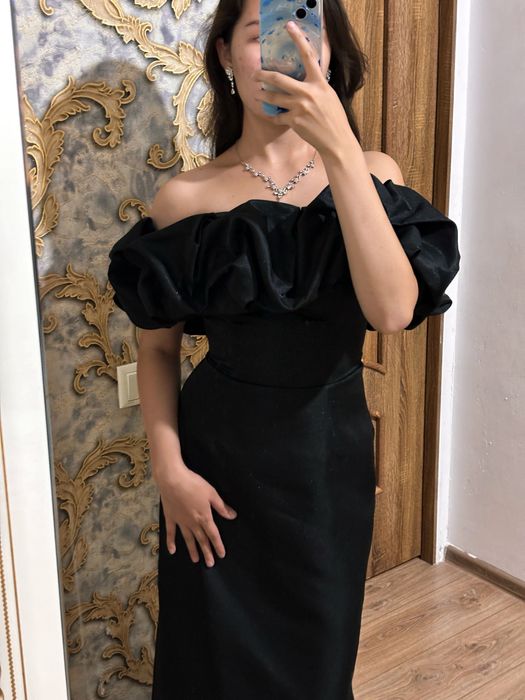 Вечернее платье с рюшами и корсетом