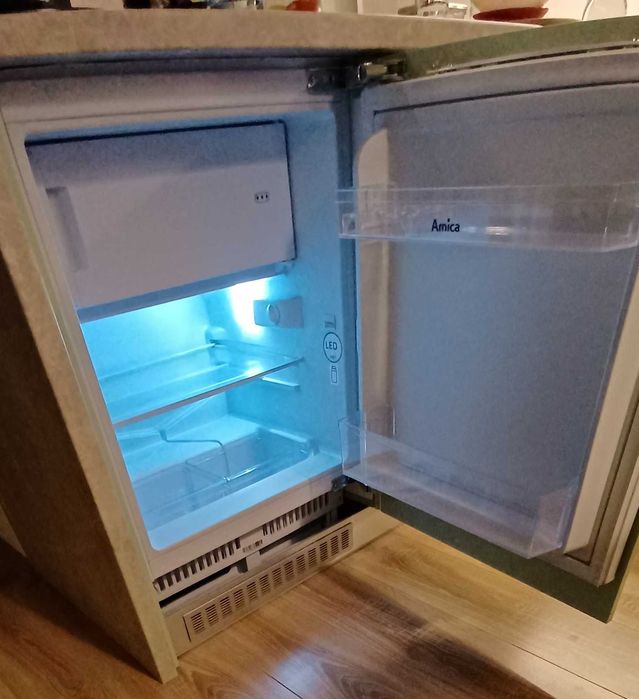 Хладилник Amica за вграждане НОВ НЕИЗПОЛЗВАН  111л, 81.8x59.6x55см