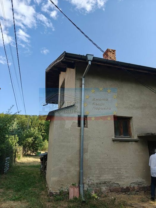 Къща - близнак в с. Боснек 100 м², двор - 288 м²