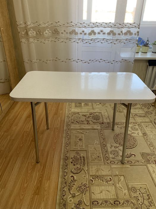 Кухонный белый стол