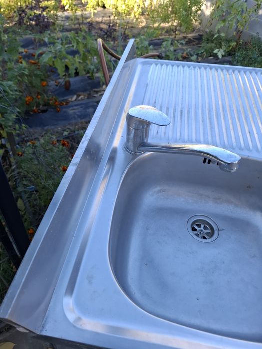 Vînd chiuvetă de inox cu tot cu baterie