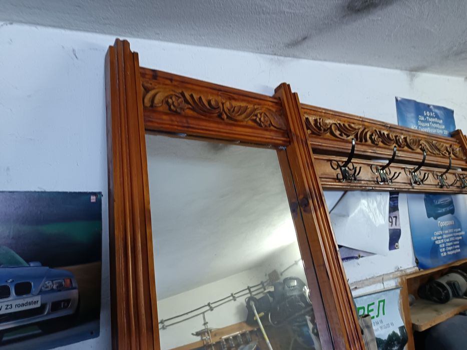 Закачалка с огледало от масив